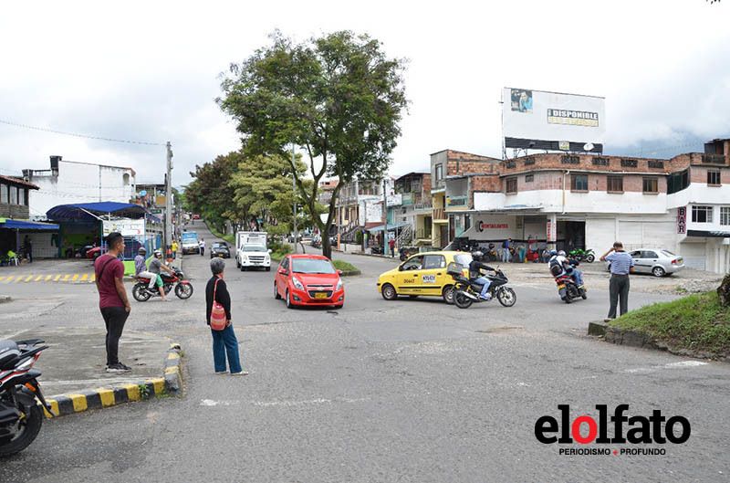 CRUCE DE LA AV. GUABINAL CON CALLE 51 (PARA INGRESAR AL BARRIO CALARCÁ)