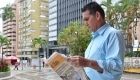 El periodista Javier Urrego leyendo EL OLFATO impreso