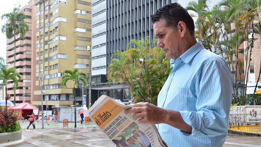 El periodista Javier Urrego leyendo EL OLFATO impreso