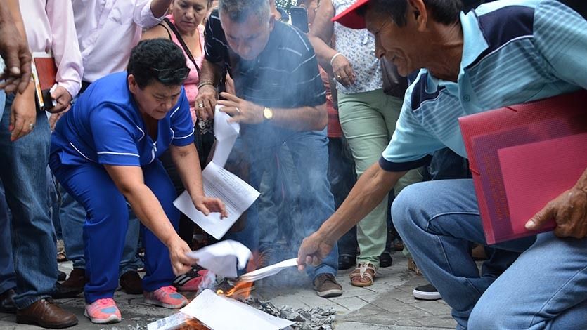 Ibaguereños quemaron recibos del predial frente a la Alcaldía
