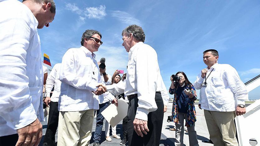 El Presidente Juan Manuel Santos es recibido en el aeropuerto José Martí de La Habana por el embajador en Cuba, Gustavo Bell, para la firma del cese al fuego bilateral y definitivo con las Farc.